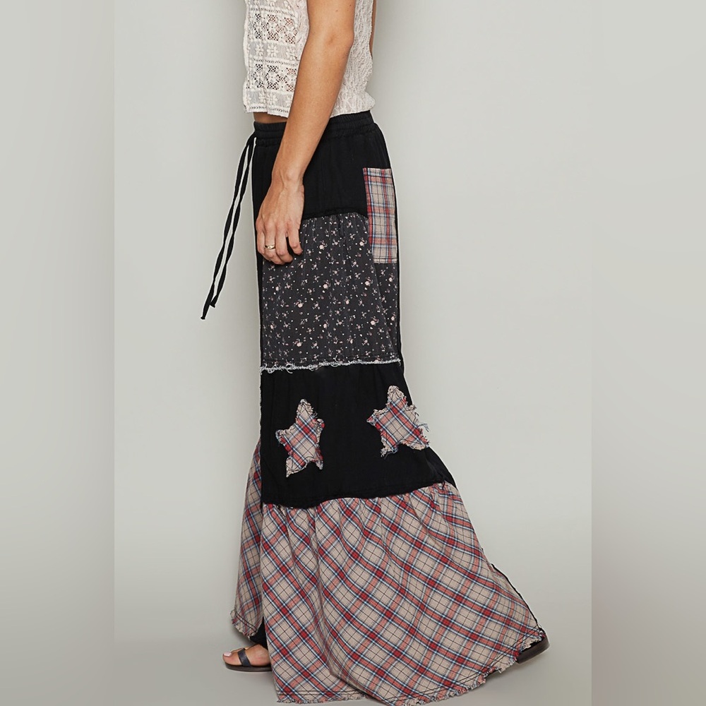 POL Drawstring Star Patch Contrast Wide Leg Pants in Black - Picture 2 of 4
